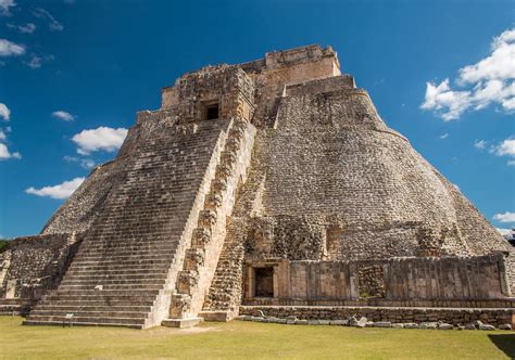  El Castillo de Uxmal! 아름다운 마야 건축과 신비로운 역사를 경험하세요